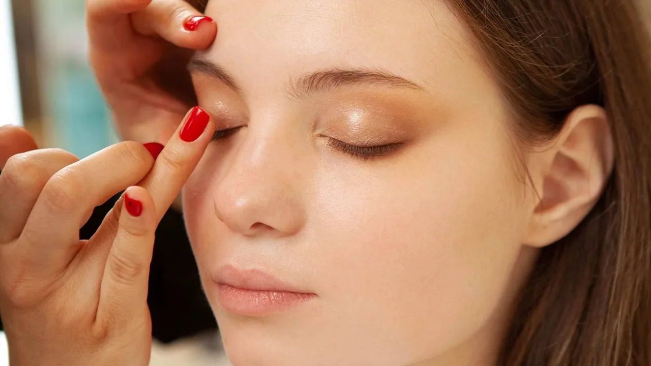 Trang điểm lâu trôi cho mí mắt dầu Trang điểm lâu trôi cho mí mắt dầu