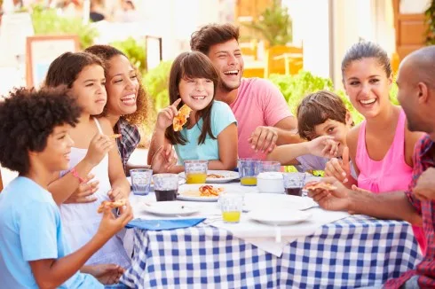 Buffet trưa Chủ Nhật thịnh soạn bao gồm các món chính hảo hạng, tráng miệng hấp dẫn.