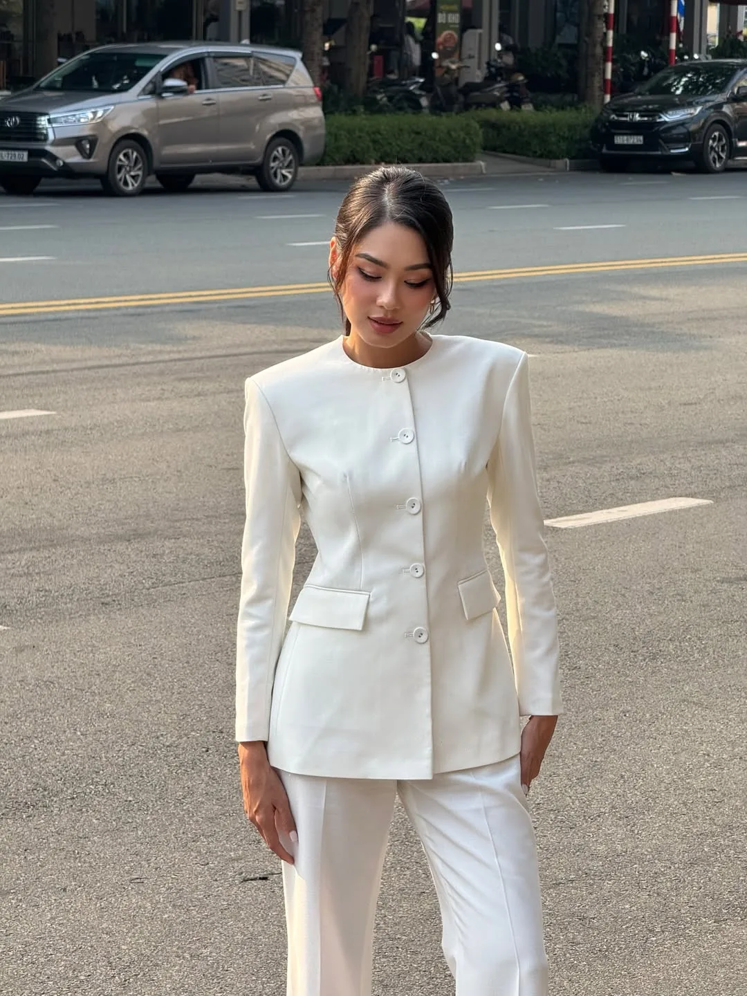 Bản phối blazer và quần suông màu sáng mang lại diện mạo chỉn chu nhưng vẫn đầy phóng khoáng cho những chuyến du Xuân.