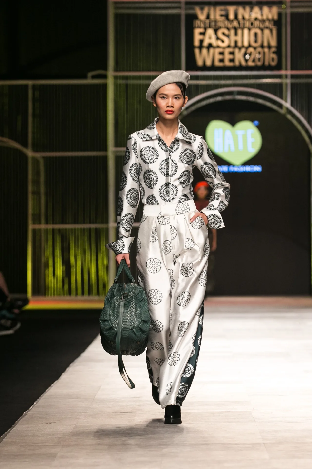 I HATE FASHION thả “Ký ức những mùa đông cũ kỹ” vào BST Thu-Đông 2016 tại VIFW - ELLE VN