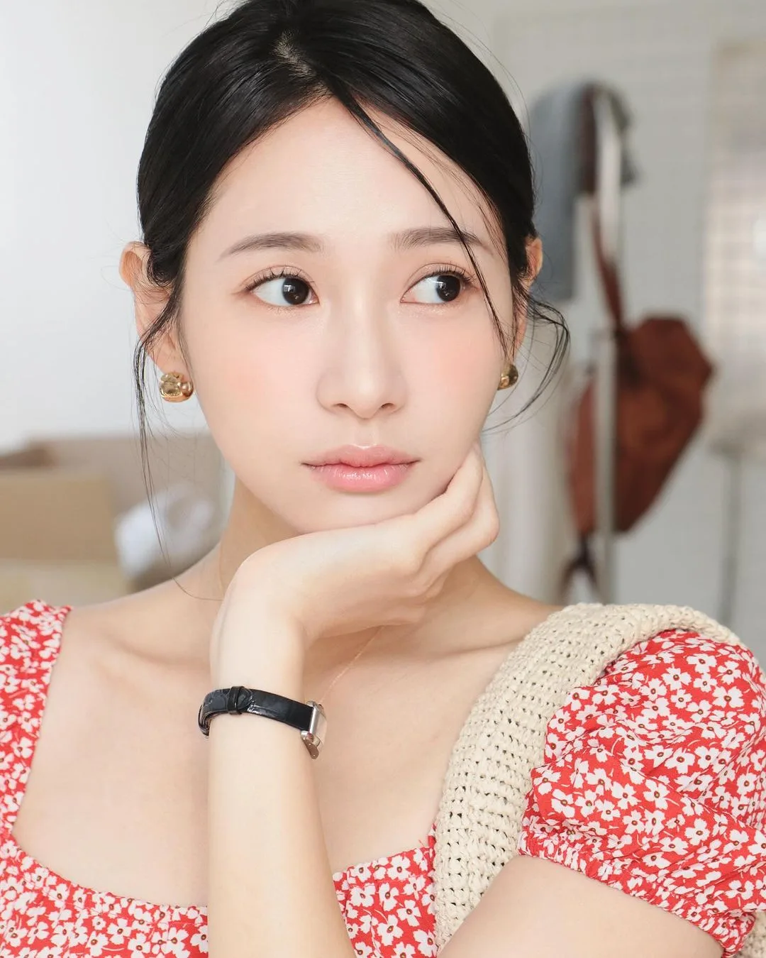 cô gái chống tay lên cằm - collagen