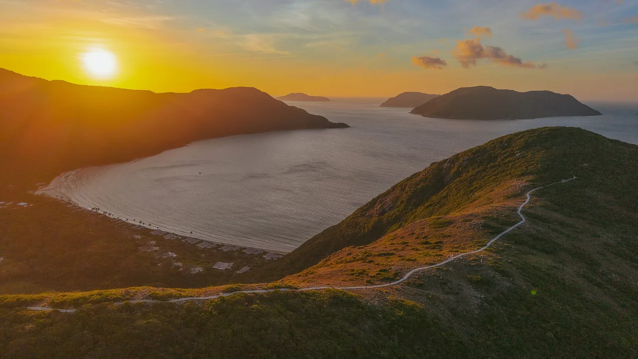 Cung đường mòn hiking trên núi Lò Vôi nhuốm vàng ánh bình minh. (Ảnh: Vinh Gấu)