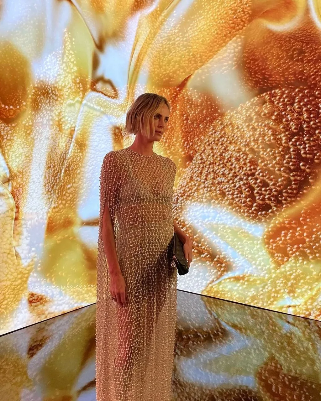 Charlize Theron diện nail tráng gương ở Paris Fashion Week Charlize Theron diện nail tráng gương ở Paris Fashion Week