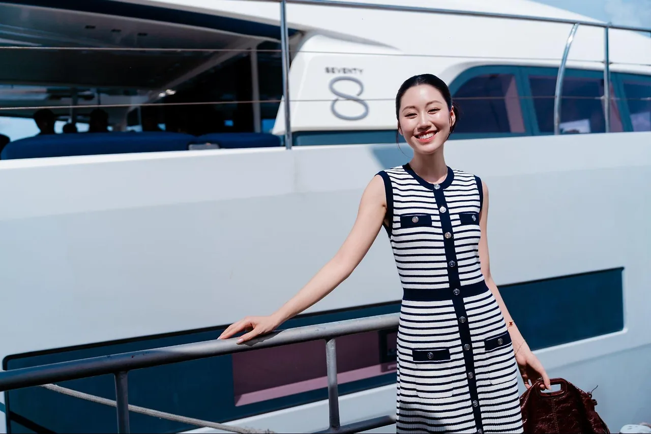 Mai Vân Trang diện trang phục tiêu biểu với sọc kẻ hải quân đậm chất Paris.