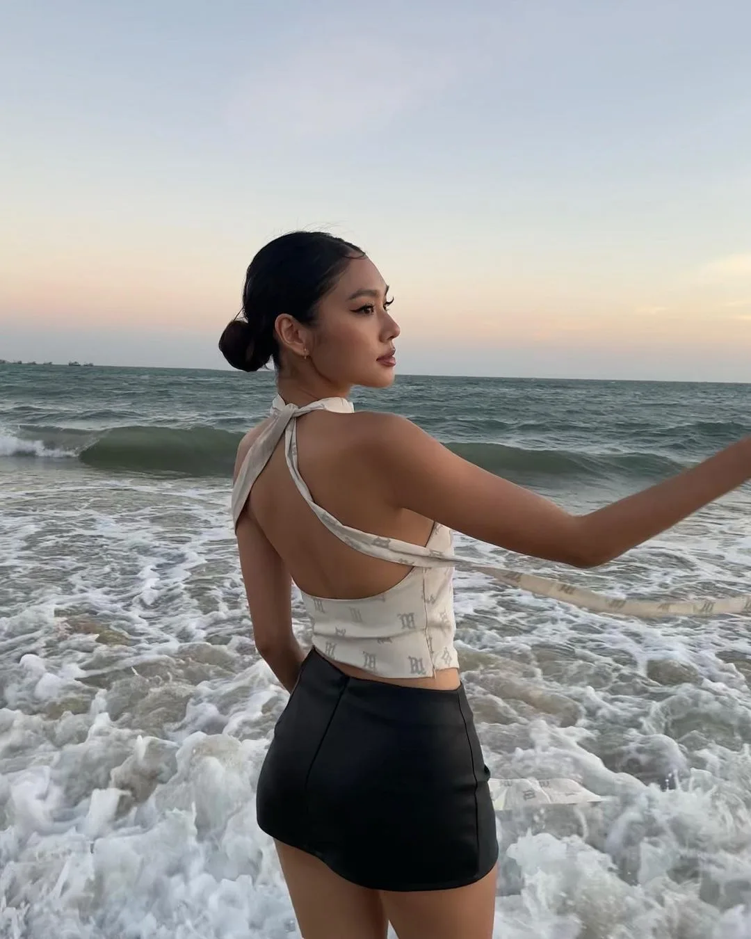 Thảo Nhi lê diện áo hở lưng