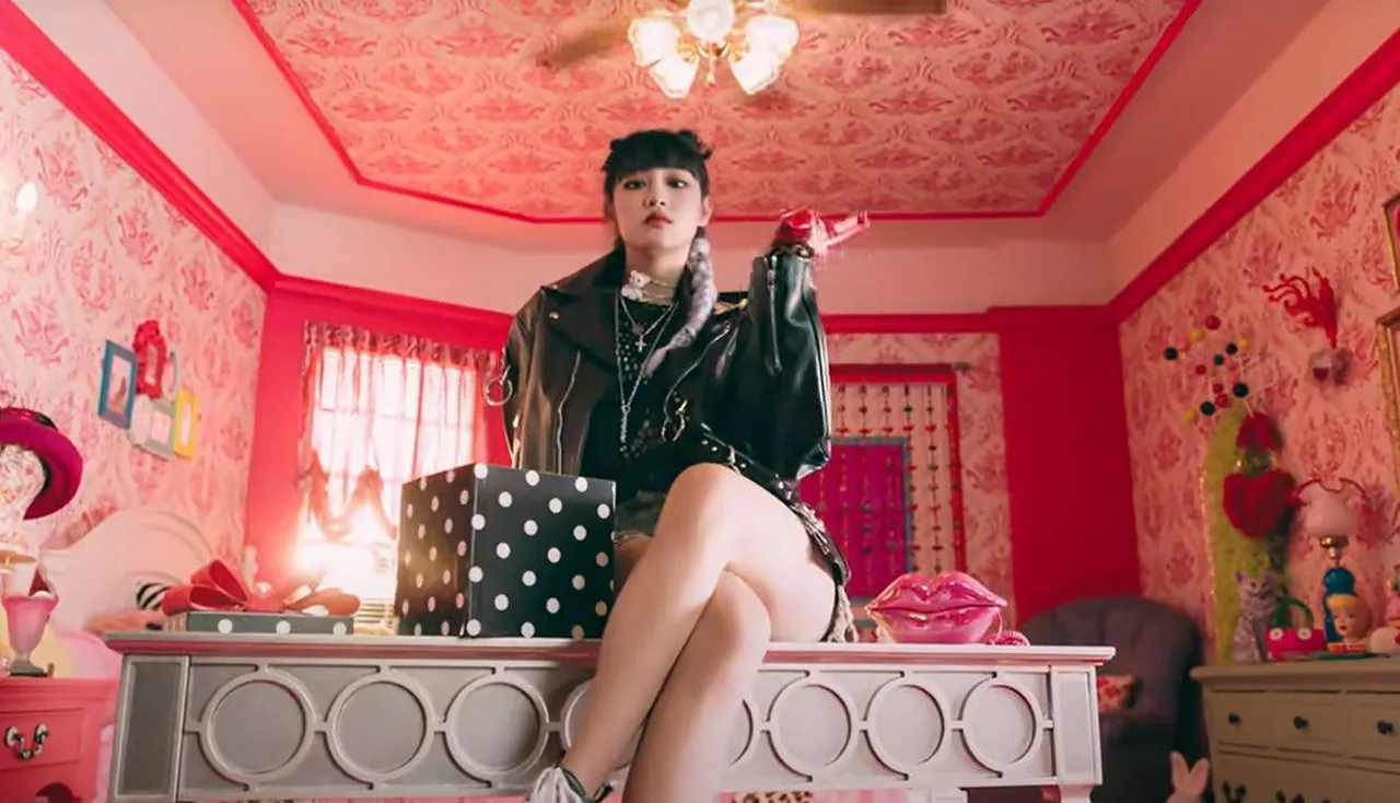 minie diện áo da trong mv tomboy