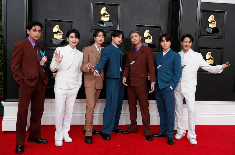 bts mặc suit thảm đỏ grammy
