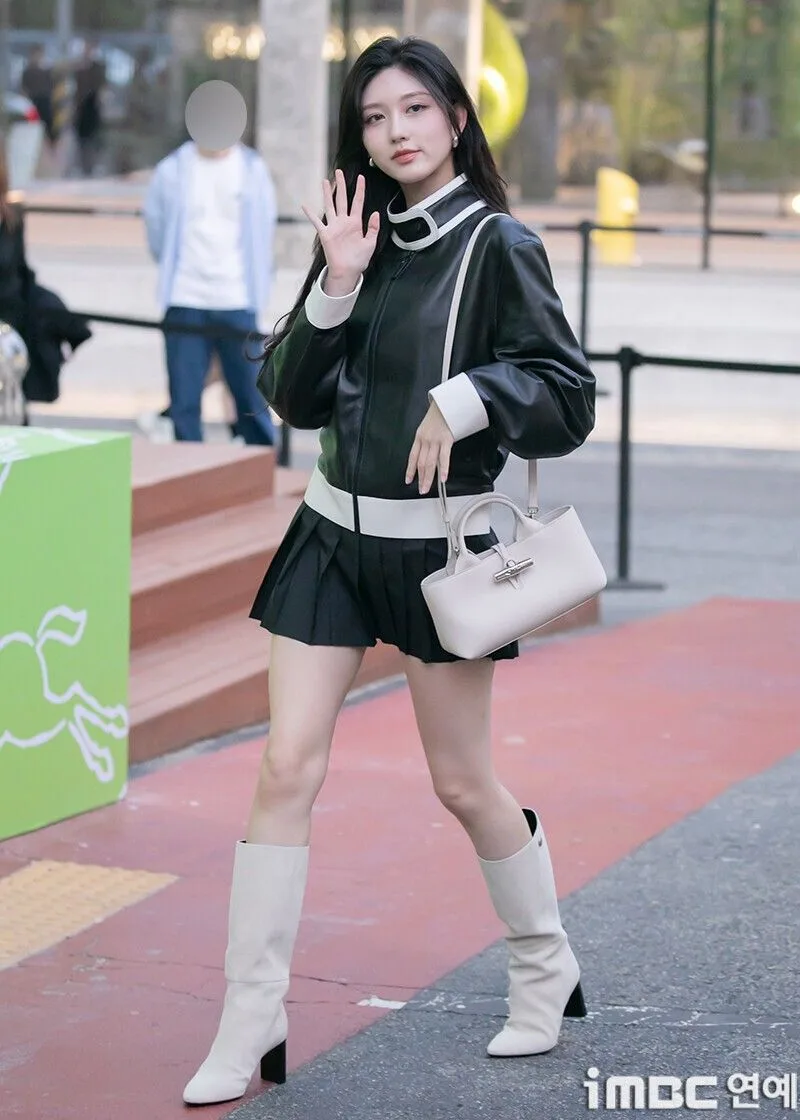 Áo khoác bomber khẳng định cá tính mạnh mẽ.