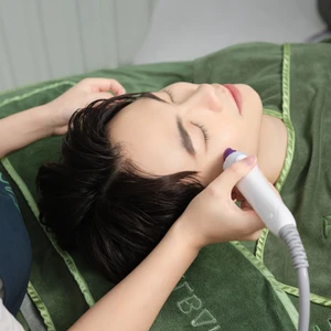 cô gái đang làm đẹp da tại Facial Bar
