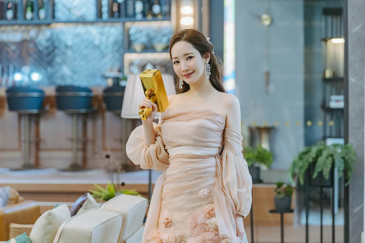 Park Min Young diện váy bồng hồng phấn trong "Nữ Hoàng Lừa Đảo"