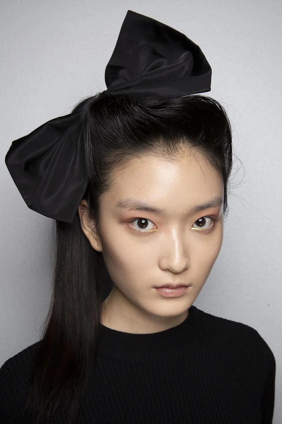  mái tóc kết hợp cùng phụ kiện nơ bảng to