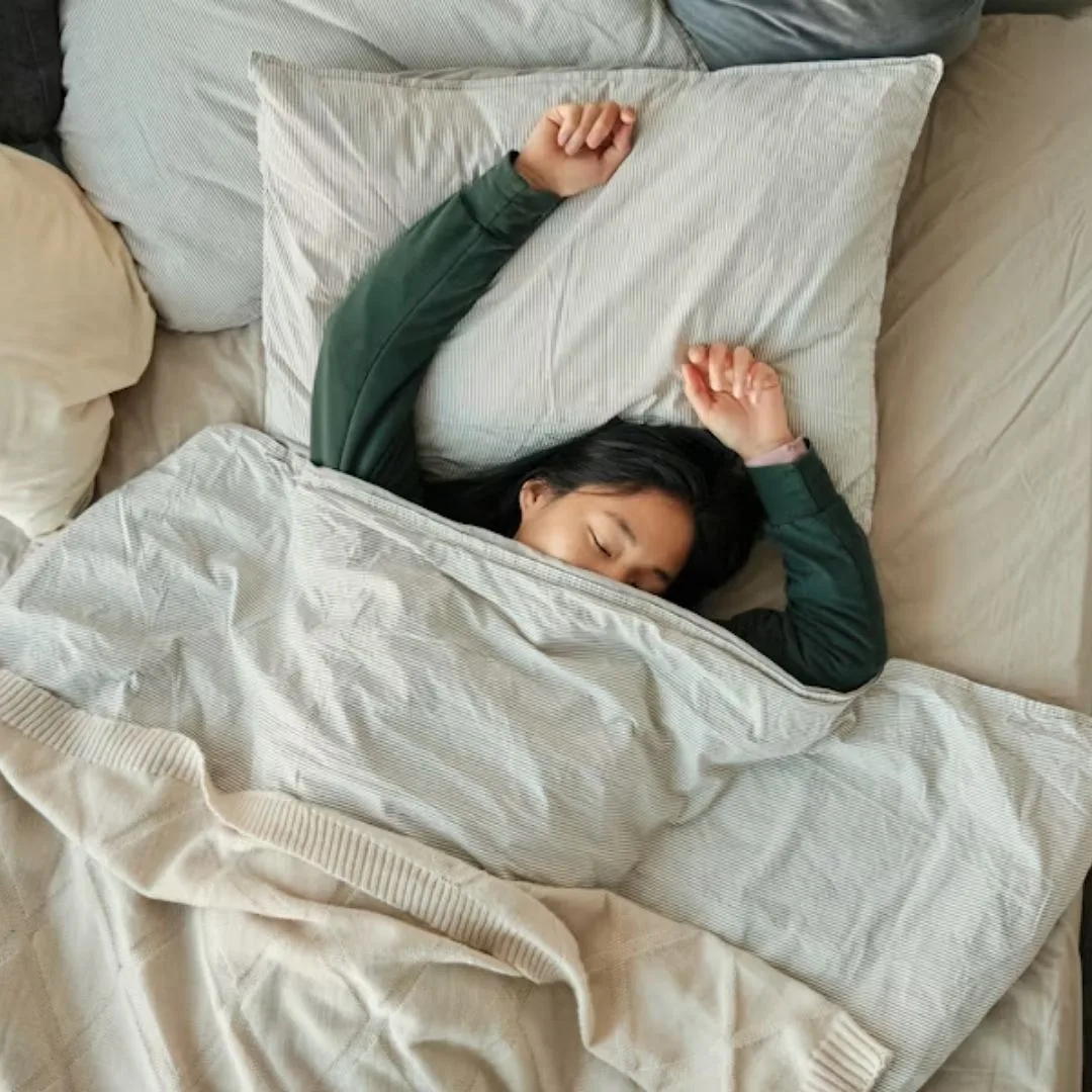 cô gái đang kê gối ngủ