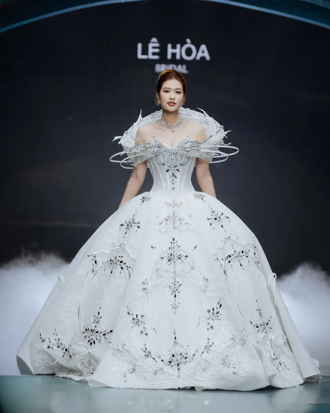 Vedette - Hoa hậu Đoàn Thiên Ân tại triển lãm cưới The Legacy Odyssey