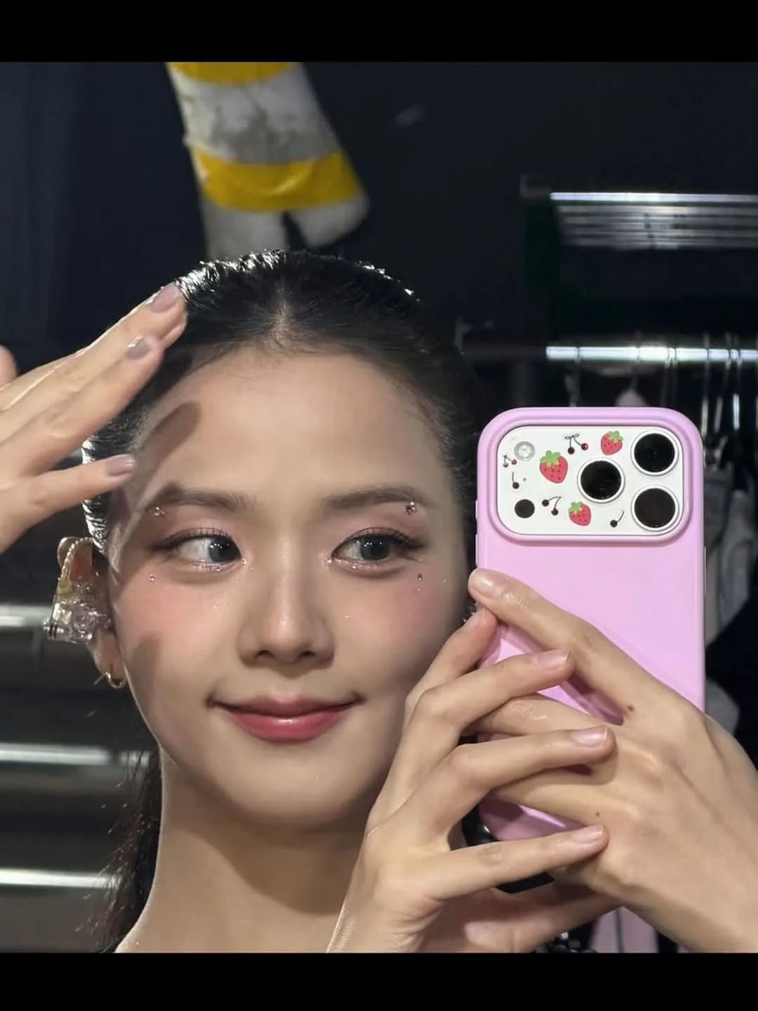 Jisoo trang điểm đính đá ở mắt