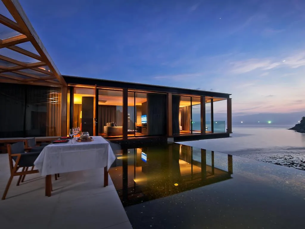 Toàn bộ phòng ốc ở The Naka Phuket đều được lắp kính trường lực để du khách có thể hướng tầm nhìn ngắm cảnh thiên nhiên hùng vĩ
