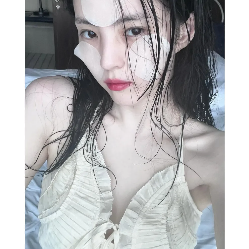 Han So Hee đắp toner pad.