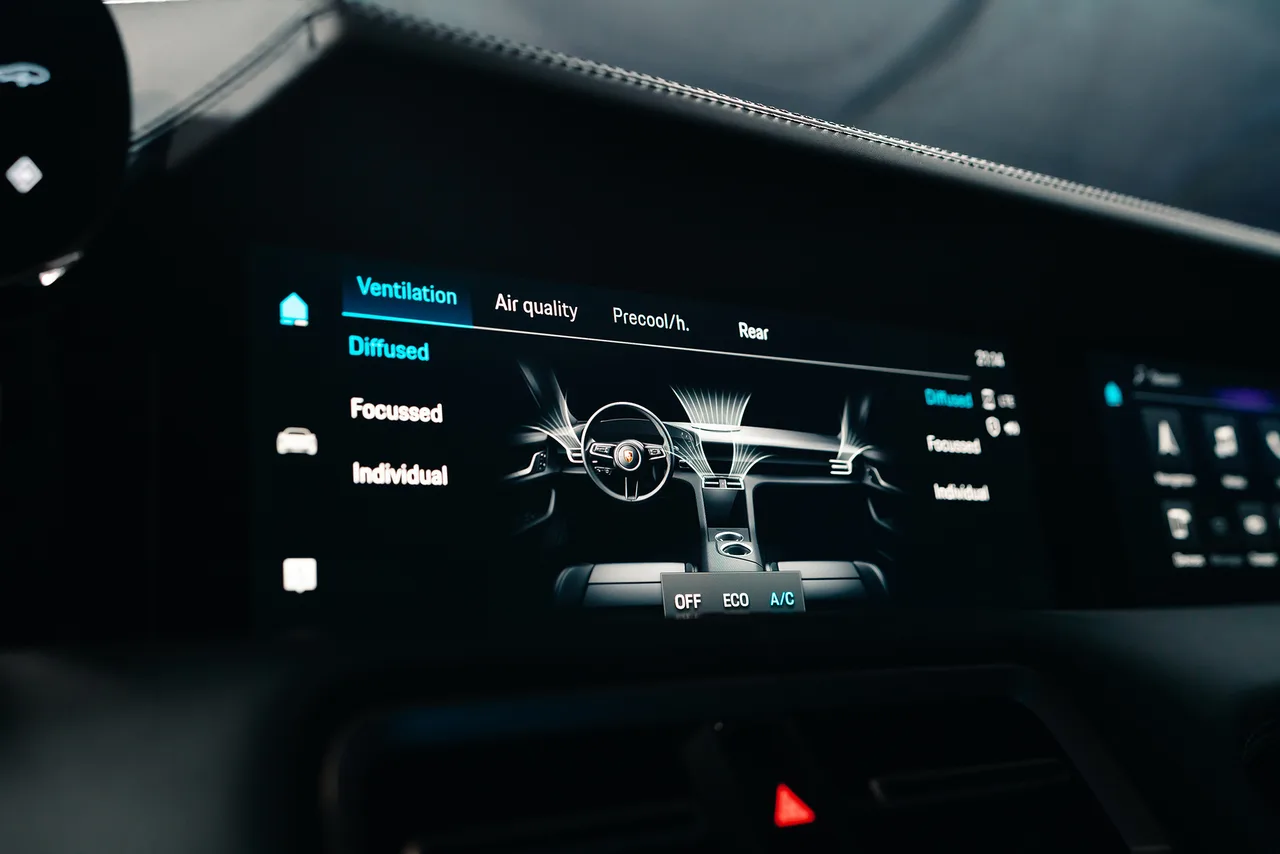 thương hiệu Porsche màn hình điều khiển thương hiệu Porsche màn hình điều khiển