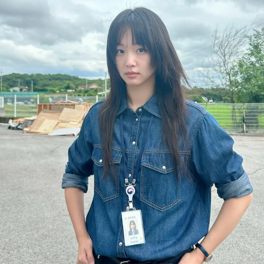 Jin Ki Joo mang áo jean và xõa tóc trong Bài học đáng đời