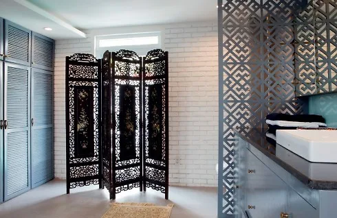 Giải pháp ánh sáng. Bức bình phong 80 năm tuổi với hai mặt chạm khắc vừa để chia không gian, vừa giúp tản bớt ánh sáng mặt trời chiếu thẳng vào trong nhà mà không ngăn cản luồng gió lưu thông.