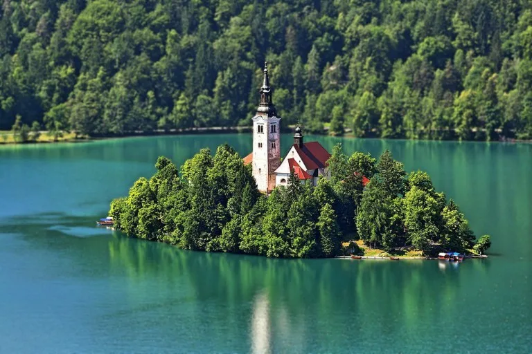 Đảo nhỏ giữa hồ ở Slovenia