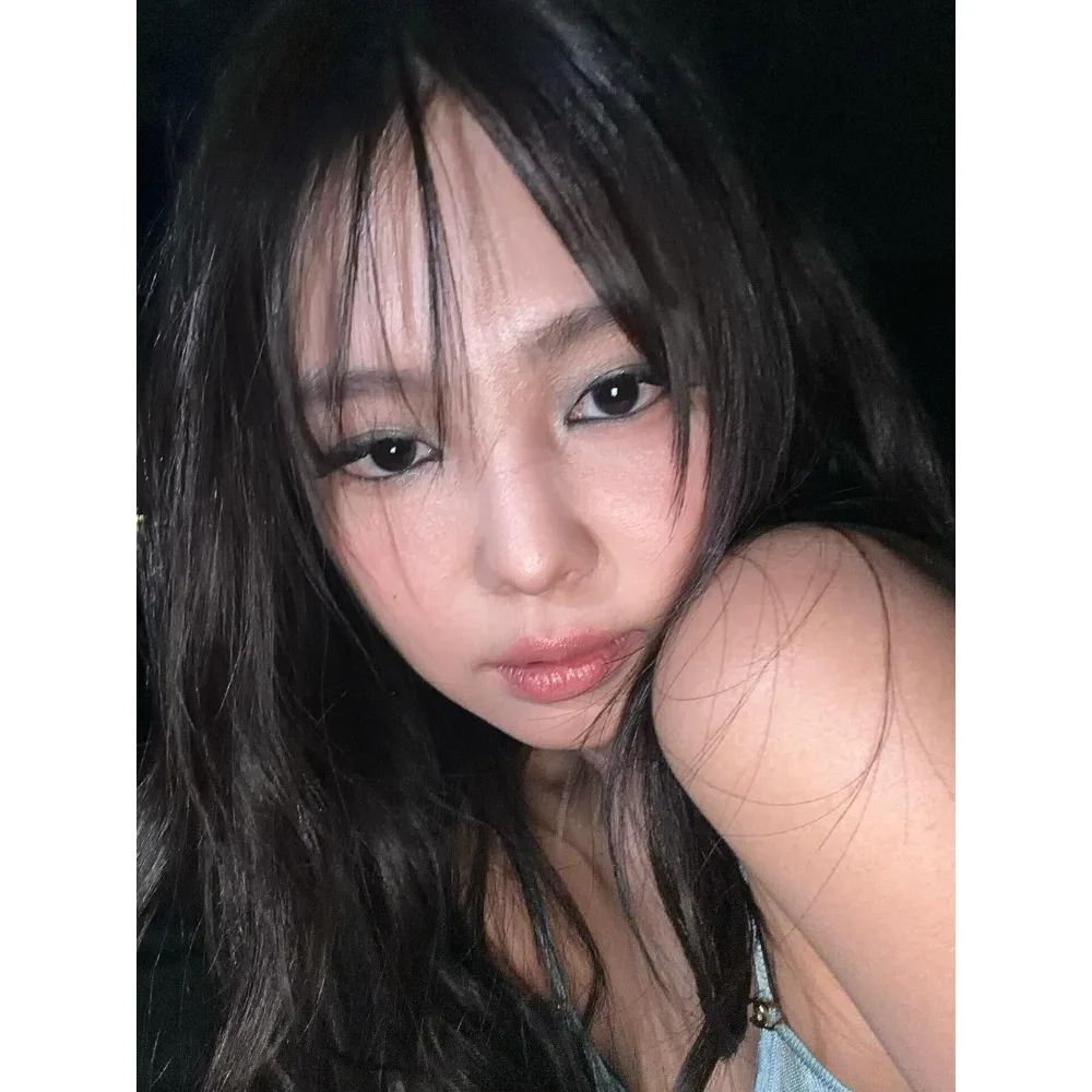 Jennie (BLACKPINK) với màu mắt khói xanh