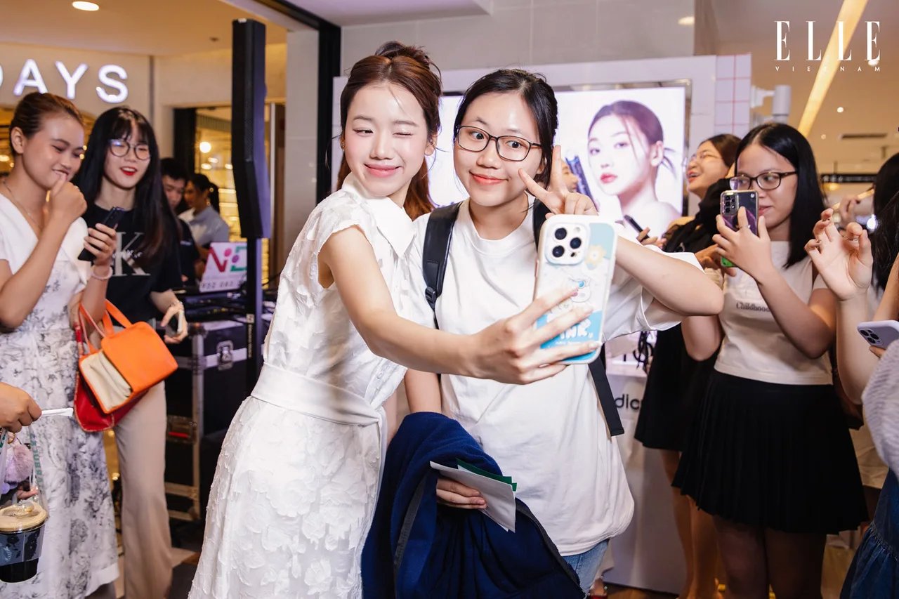 mei chan tương tác với bạn đọc ELLE