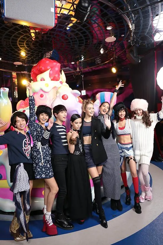 Gigi Hadid ra mắt BST TOMMYXGIGI tại Tokyo 04.