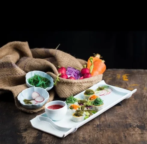 Thưởng thức những món ăn thức uống thanh đạm trong không gian thiền định.