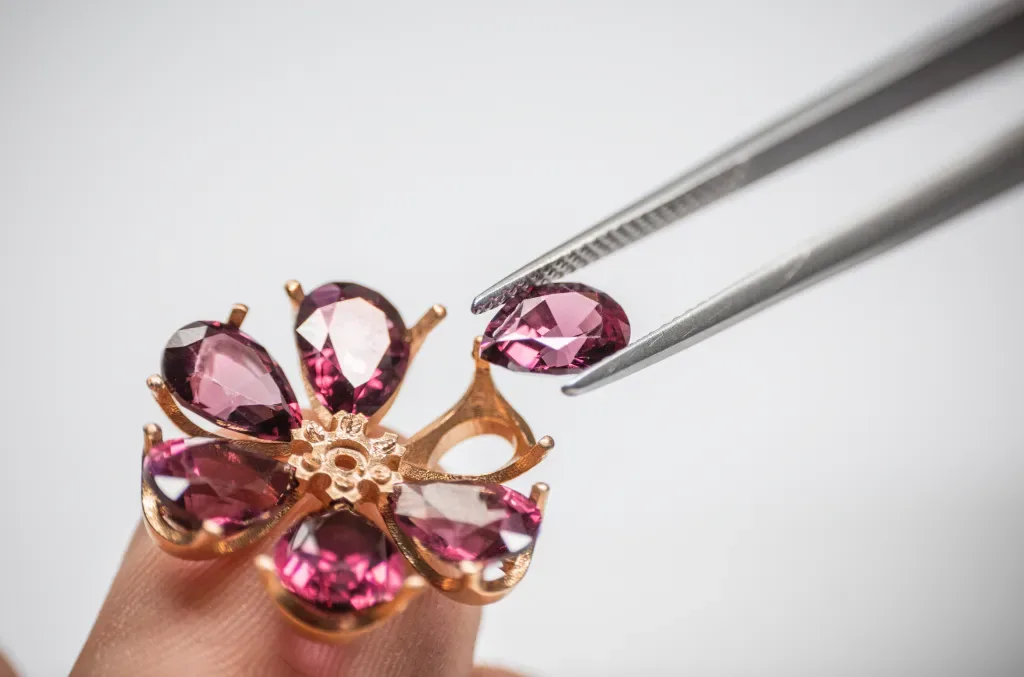 trang sức BST Fleurs d’Hawaï của Van Cleef & Arpels