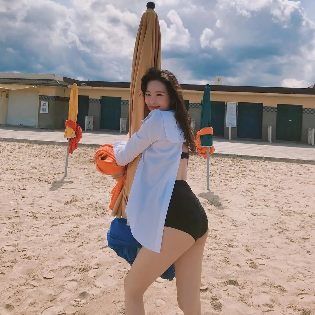 sunmi phối đồ bikini 2 mảnh màu đen kèm áo sơ mi trắng