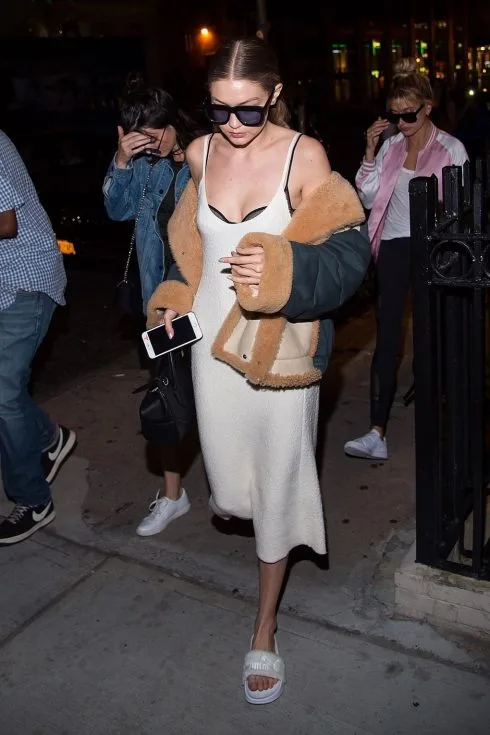Kim Kardashian bị cáo buộc ăn cắp thiết kế của Rihanna Kim Kardashian bị cáo buộc ăn cắp thiết kế của Rihanna