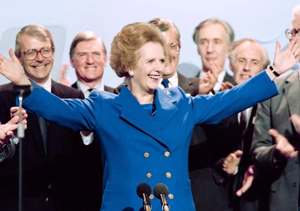 Margaret Thatcher trong bộ skirt suit Margaret Thatcher trong bộ skirt suit