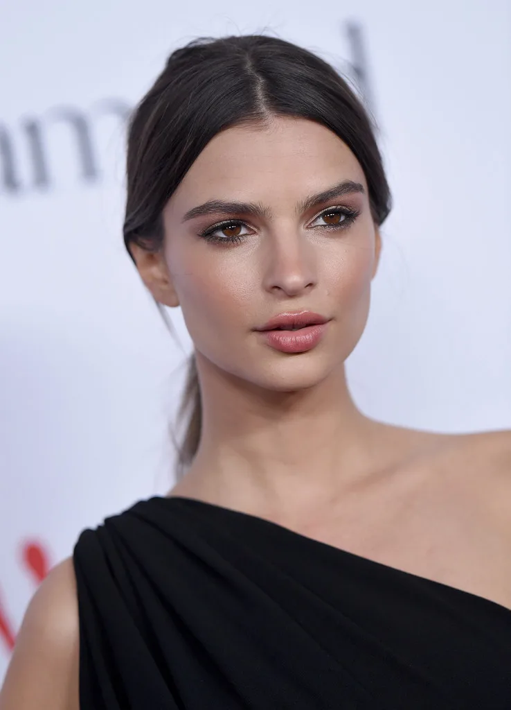 Cảm hứng trang điểm son nude quyến rũ từ Emily Ratajkowski