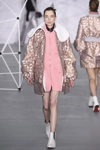 Mẫu áo khoác cổ lông bản lớn ngọt ngào từ Holly Fulton