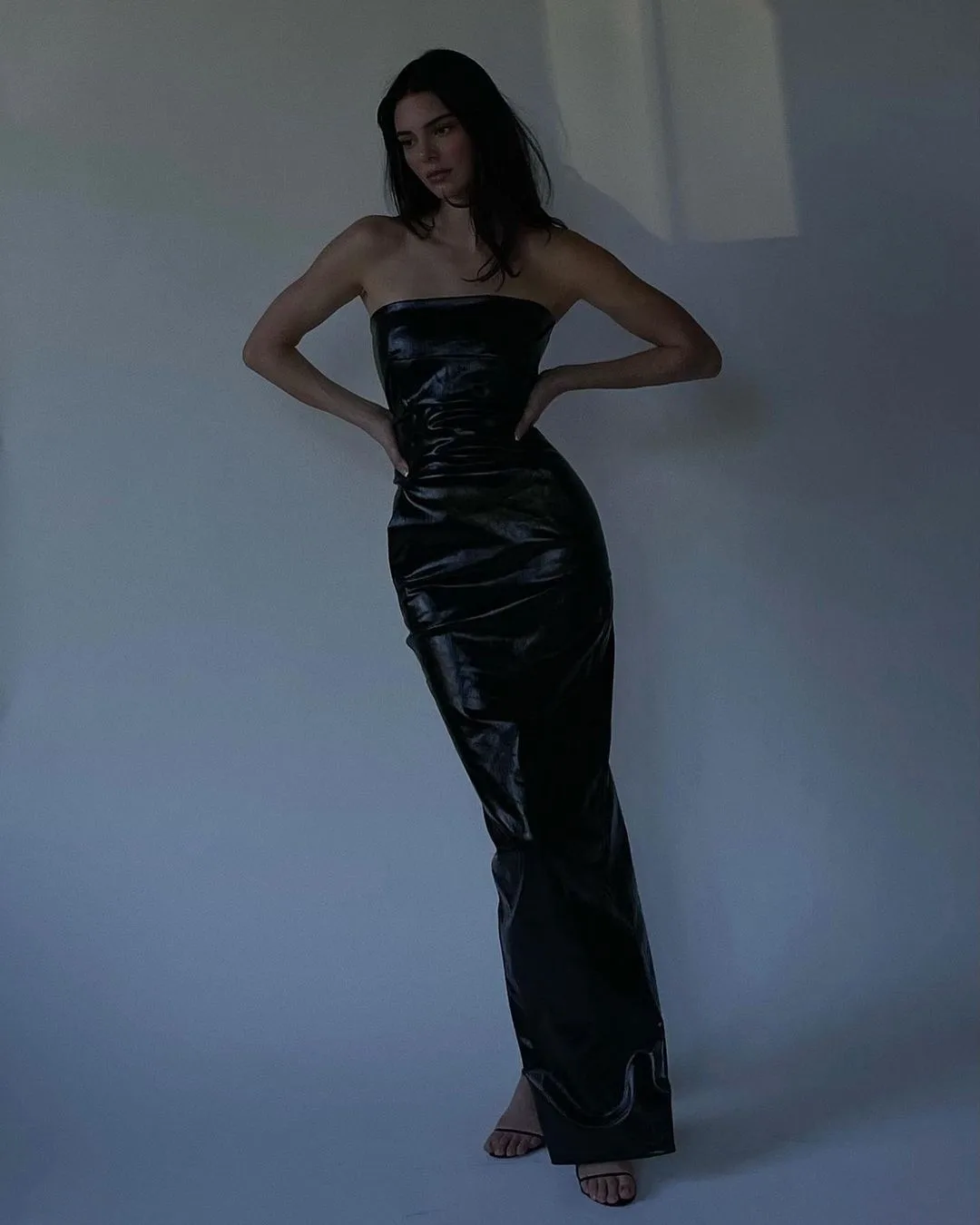 kendall váy quây
