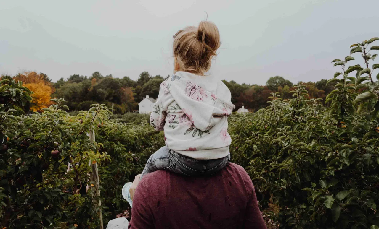cha cõng con gái nhỏ