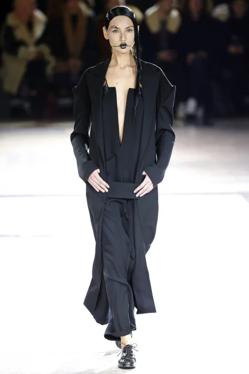 Yohji Yamamoto là tiên phong trong xu hướng thời trang phá vỡ cấu trúc đang rất nổi tại Tuần lễ thời trang Paris.