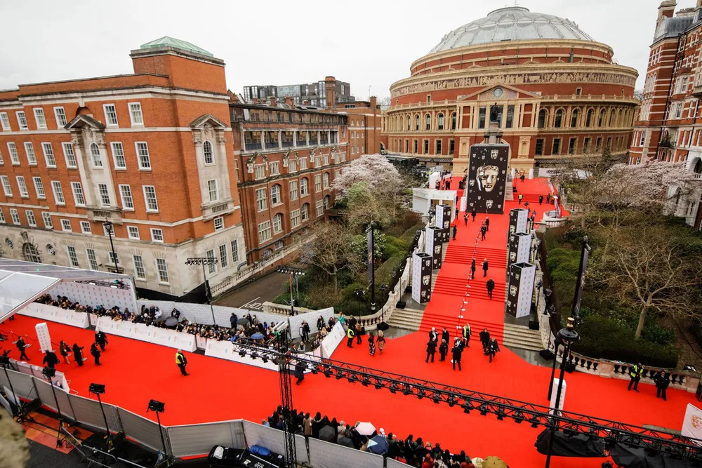 thảm đỏ bafta 2022