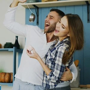 hình ảnh cặp đôi yêu nhau cùng cảm xúc hạnh phúc