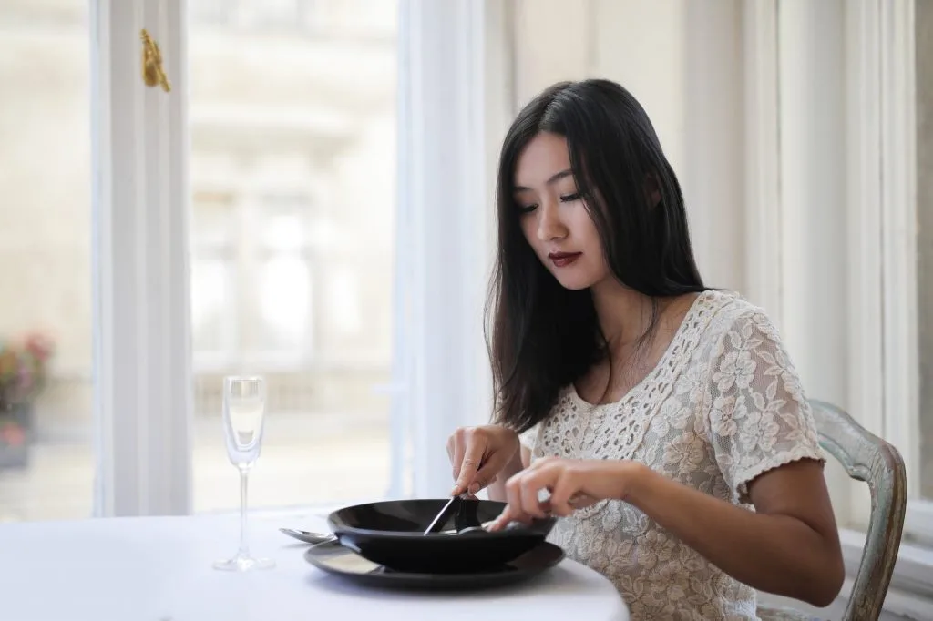 Trị sẹo-Cô gái đang ăn. Trị sẹo-Cô gái đang ăn.