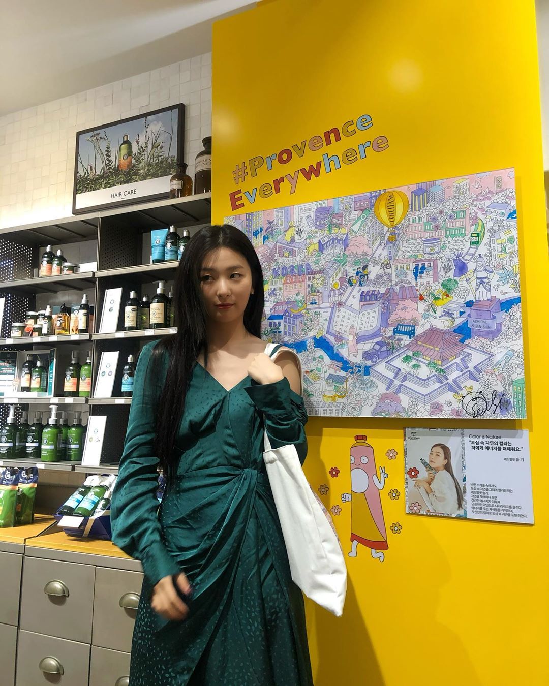 Seulgi (Red Velvet) mặc đầm lệch vai màu xanh cổ vịt