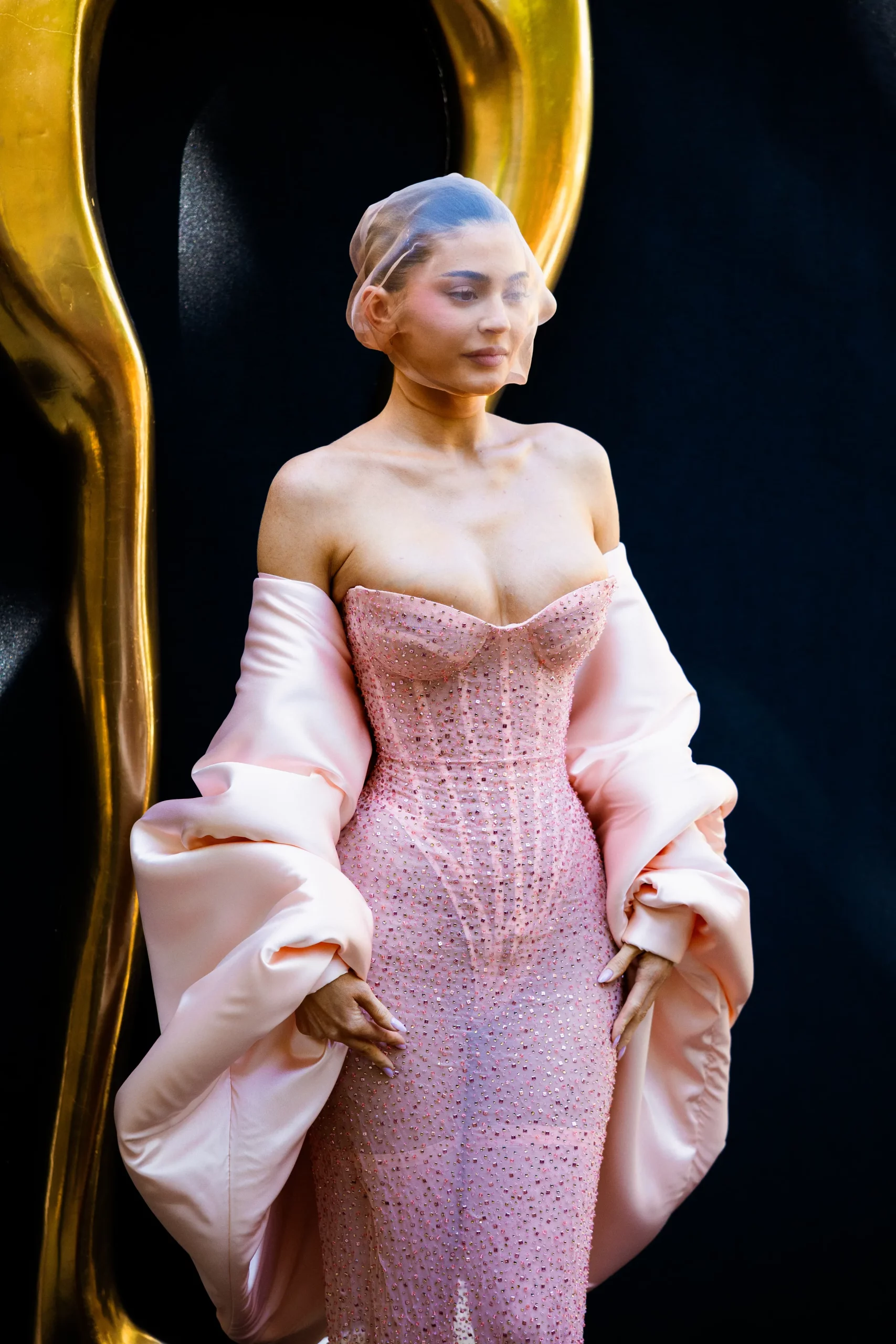 Kylie Jenner tại Schiaparelli đọ sắc với Jisoo tại Dior