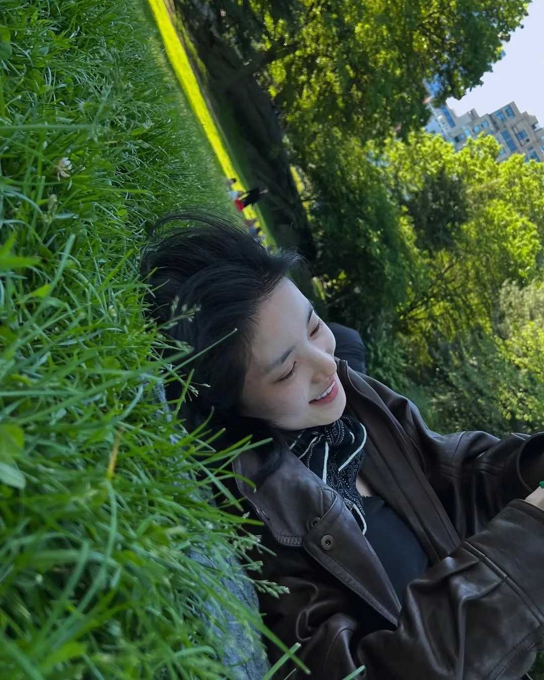 Kim Taeri cười tươi, nằm trên bãi cỏ và lối sống lành mạnh