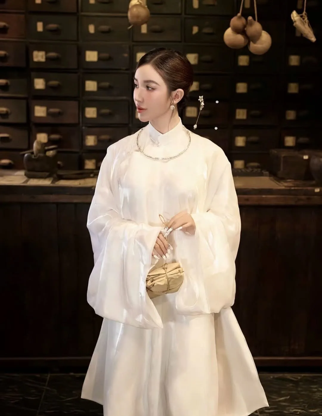 Hiệu ứng bắt sáng đầy mê hoặc từ chất liệu voan tơ và phi bóng trên thiết kế áo Tấc