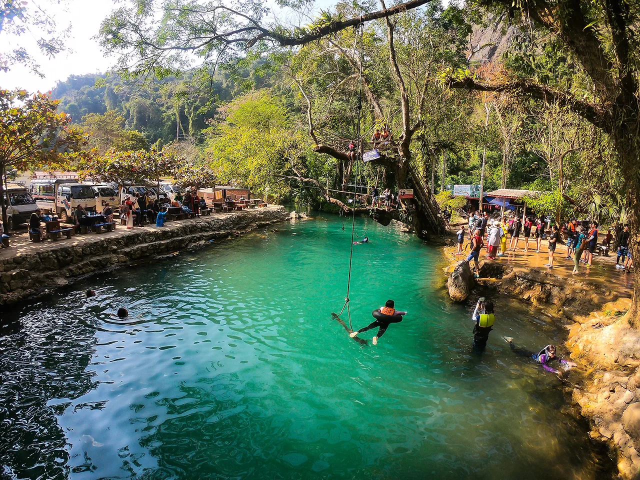 hồ nước xanh ngọc nổi tiếng Blue Lagoon