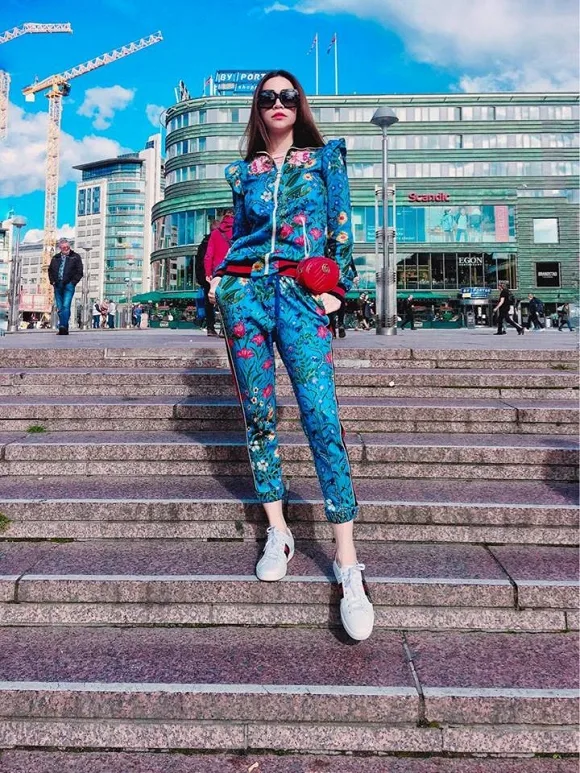 Hồ Ngọc Hà diện thiết kế giày sneakers ACE kinh điển của Gucci