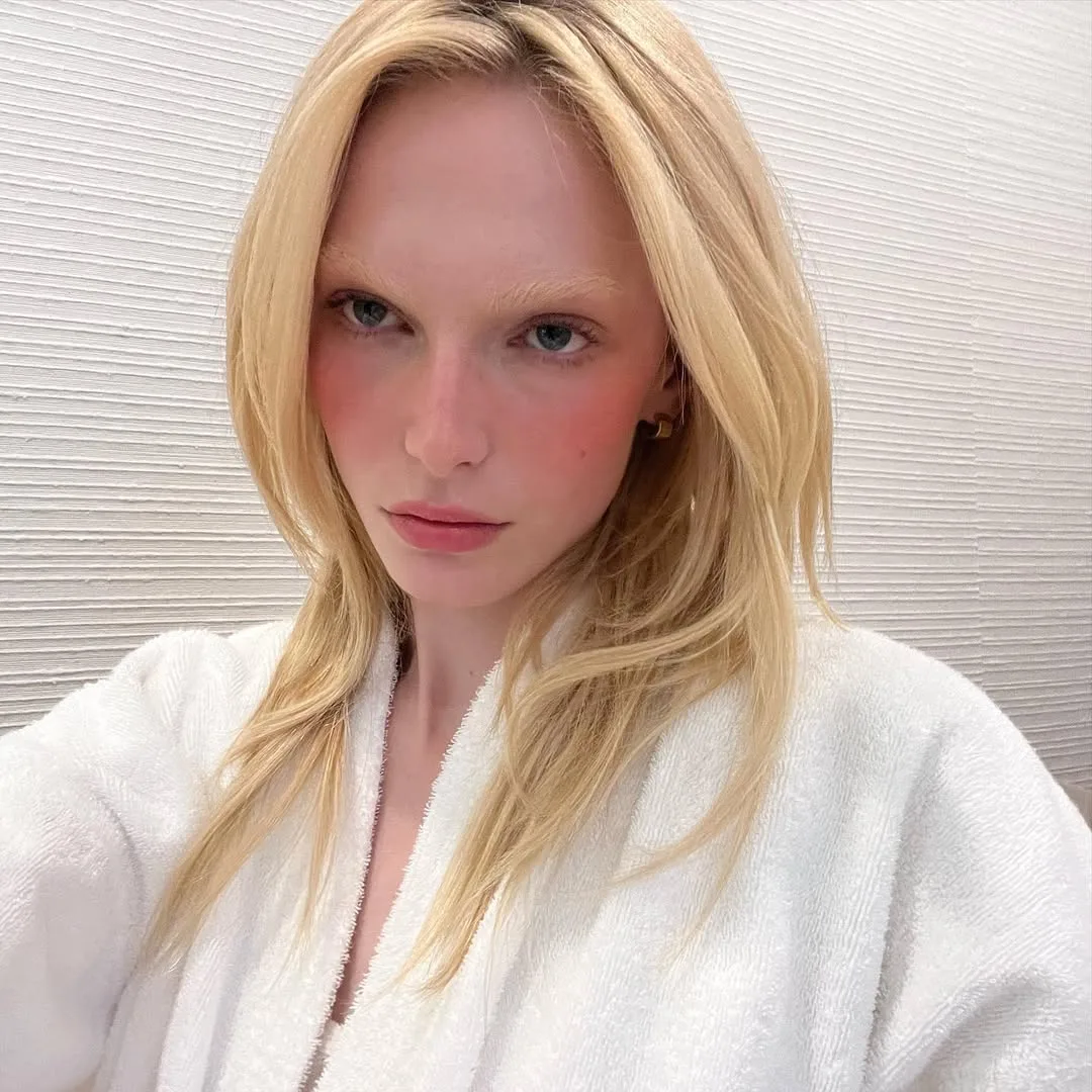 Alex Consani tóc blonde