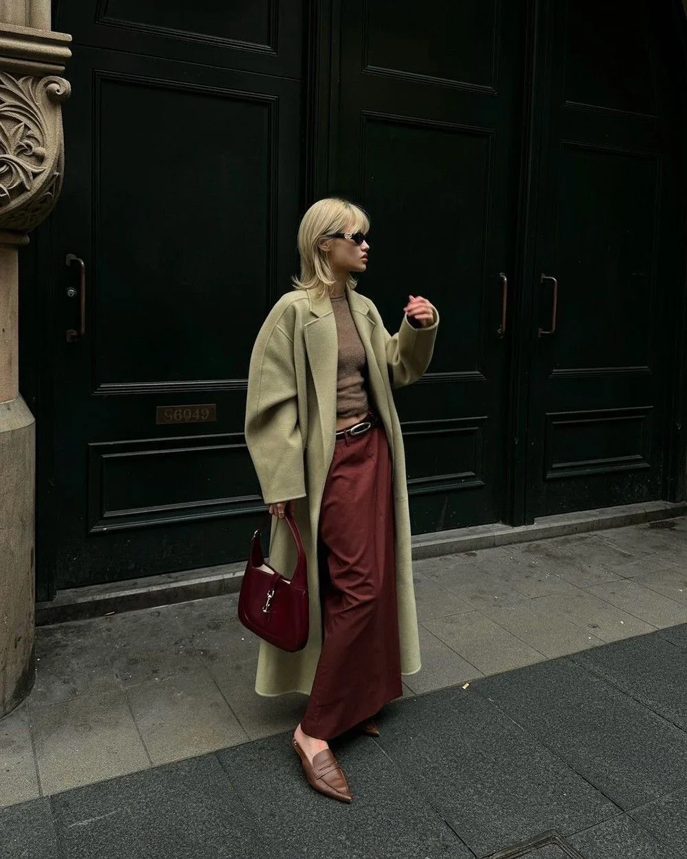 Bộ đôi váy đỏ và blazer xanh ngọc