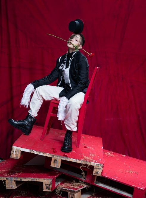Stylist Kelbin Lei chụp hình kỷ niệm elle 6 năm