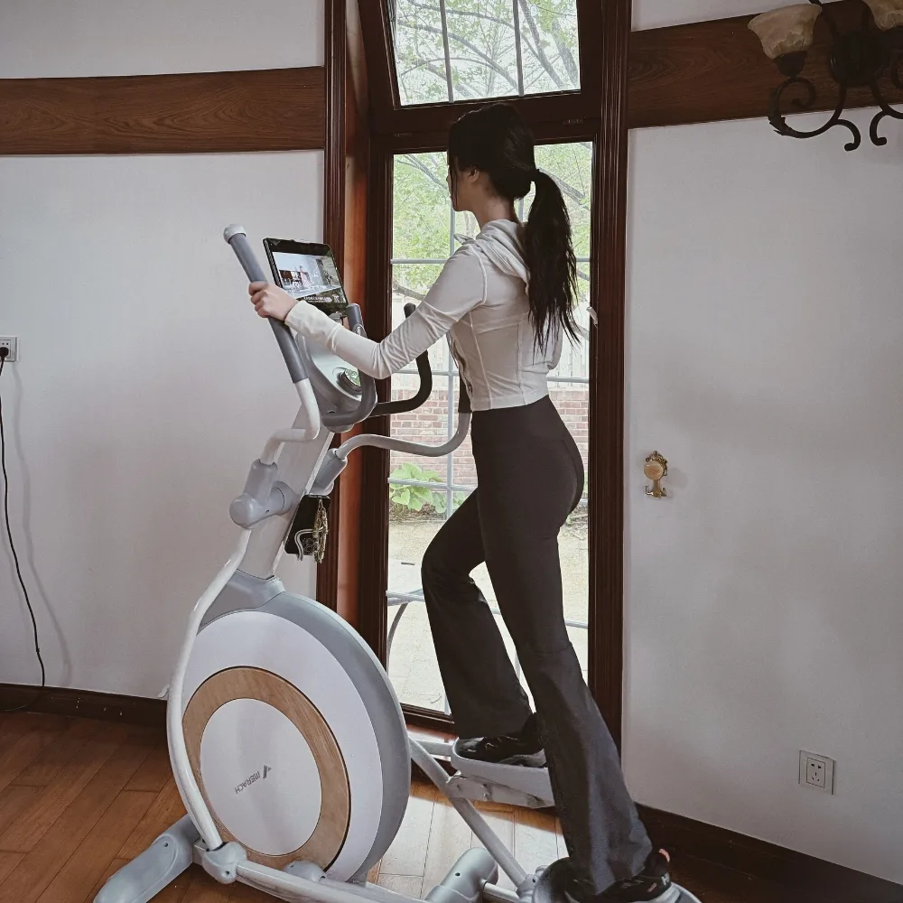 Hướng Hàm Chi tập trên máy đi bộ tại nhà